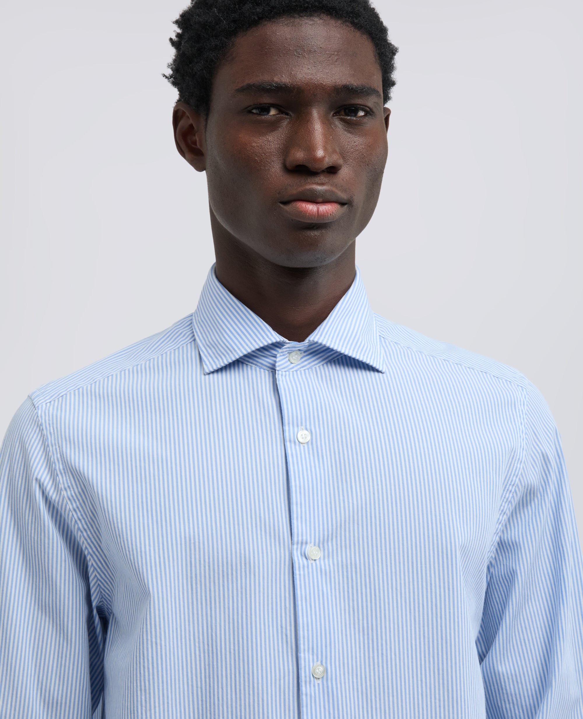 CAMICIA RIGATA CON COLLO FRANCESE-RIGA AZZURRA-LIGHT BLUE STRIPE-RAYA AZUL CLARO-STREIFEN BLAU-RAYURE BLEU CIEL