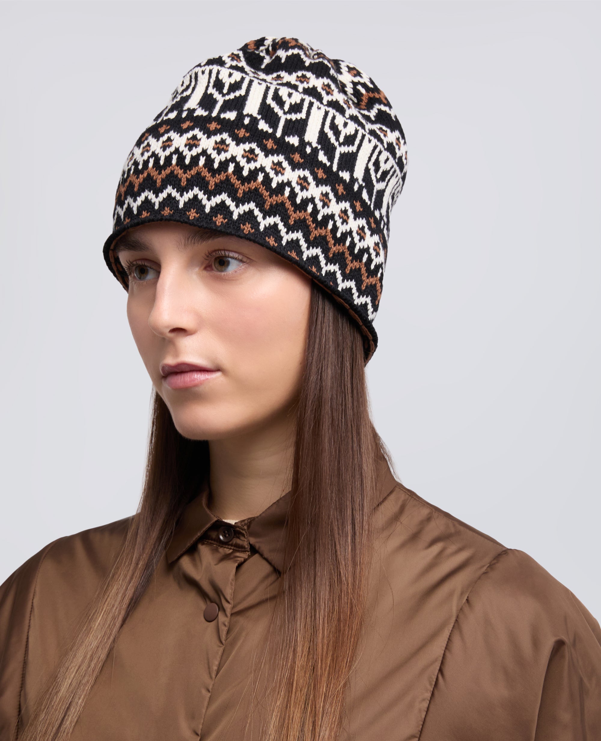 CAPPELLO IN FILATO MISTO COTONE, CANAPA E LANA-FONDO NERO-BLACK BACKGROUND-FONDO NEGRO-GRUND SCHWARTZ-FOND NOIRE