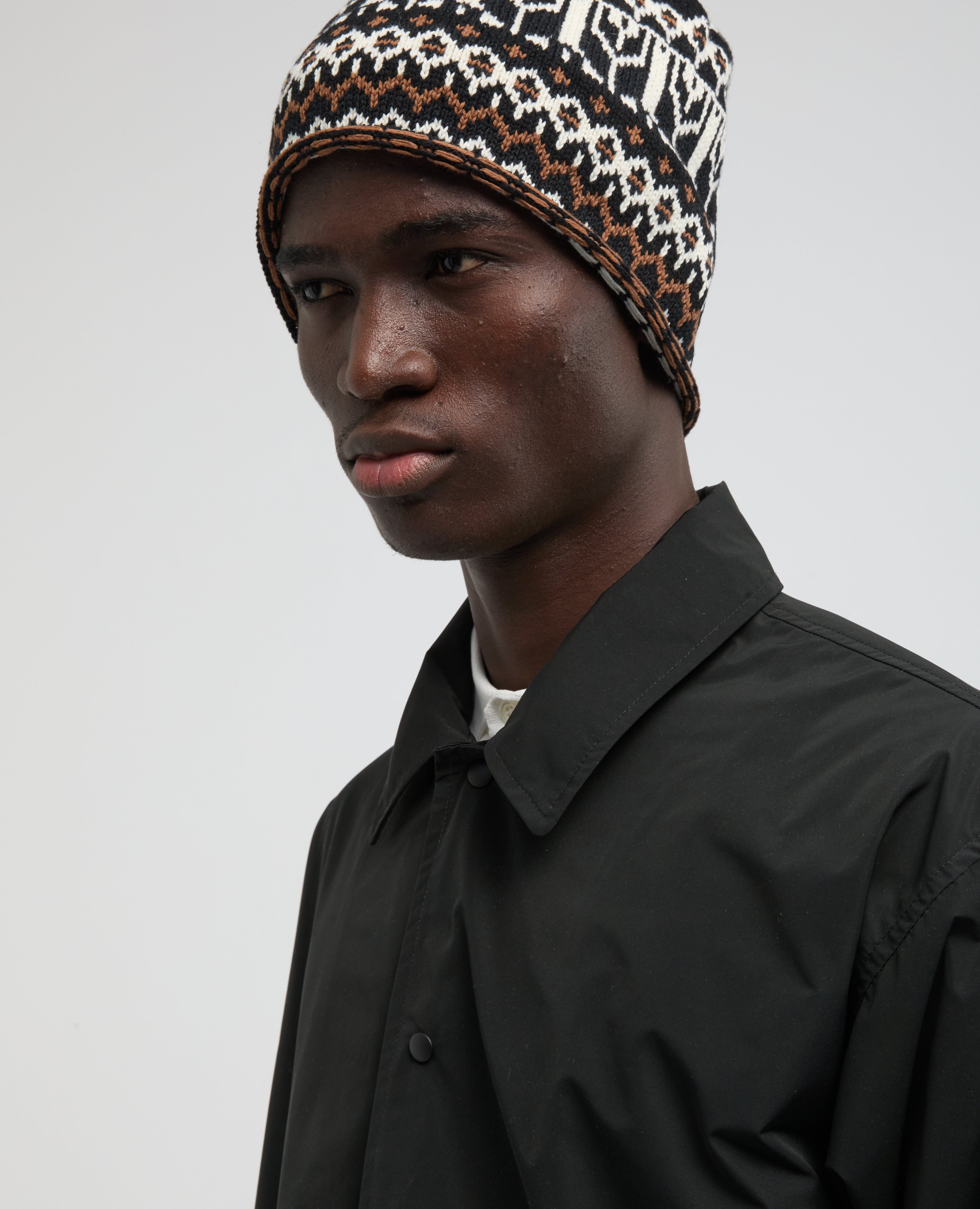 CAPPELLO IN FILATO MISTO COTONE, CANAPA E LANA-FONDO NERO-BLACK BACKGROUND-FONDO NEGRO-GRUND SCHWARTZ-FOND NOIRE