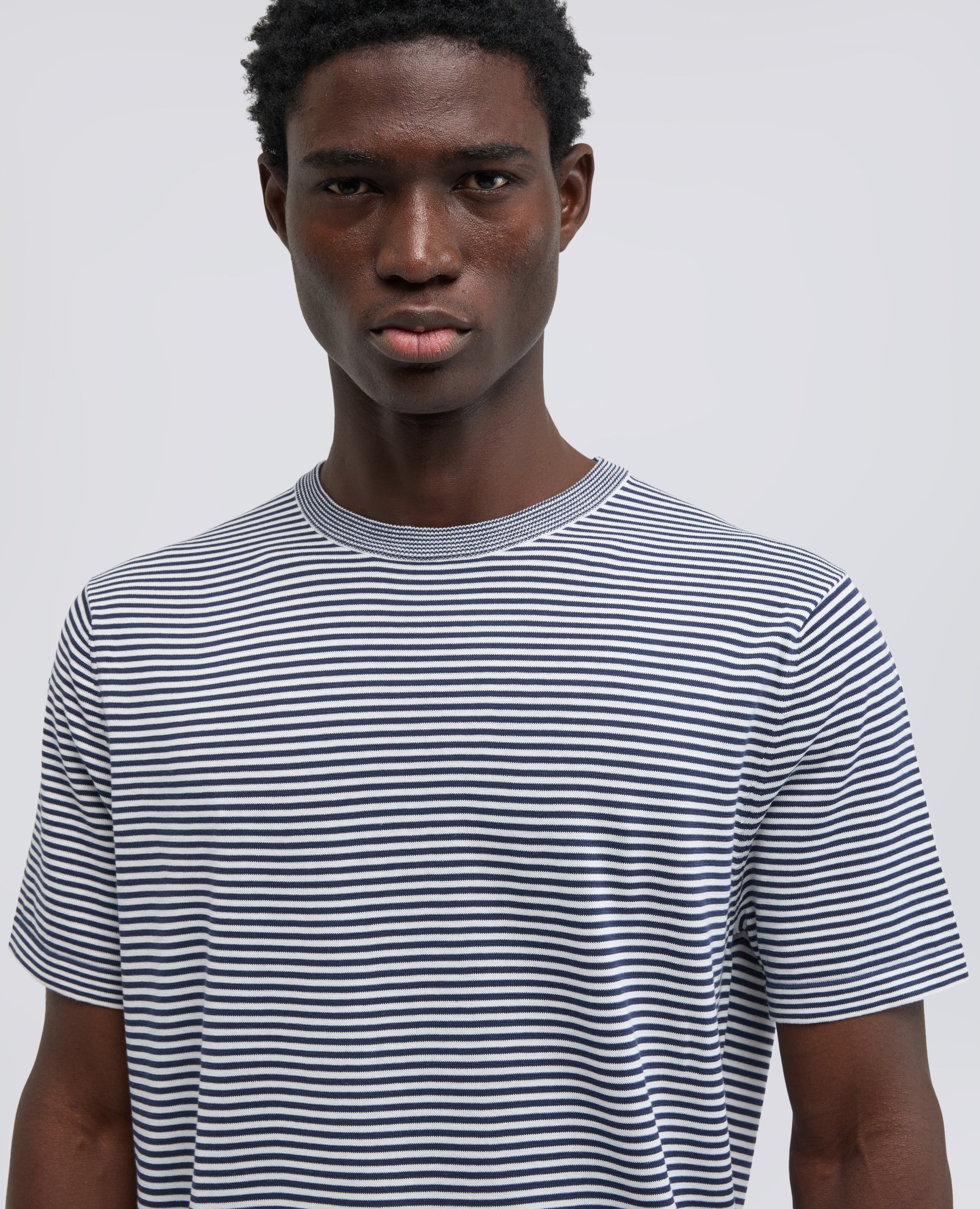 T-SHIRT IN FILATO DI MISTO LINO, SETA, COTONE-RIGA BLU-BLUE STRIPE-RAYA AZUL OSCURO-BLAUE STREIFEN-RAYURES BLEUES